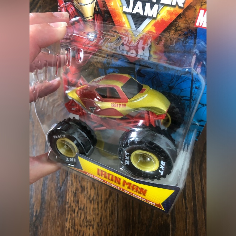 *NWT* Monster Jam Monster Trucks x Marvel Iron Man w/Flag- Series 1 - 1:64 Scale - Picture 2 of 6